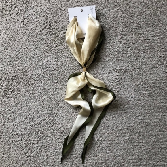 H&M Accessories - H&M Small Triangular Scarf .NWT.